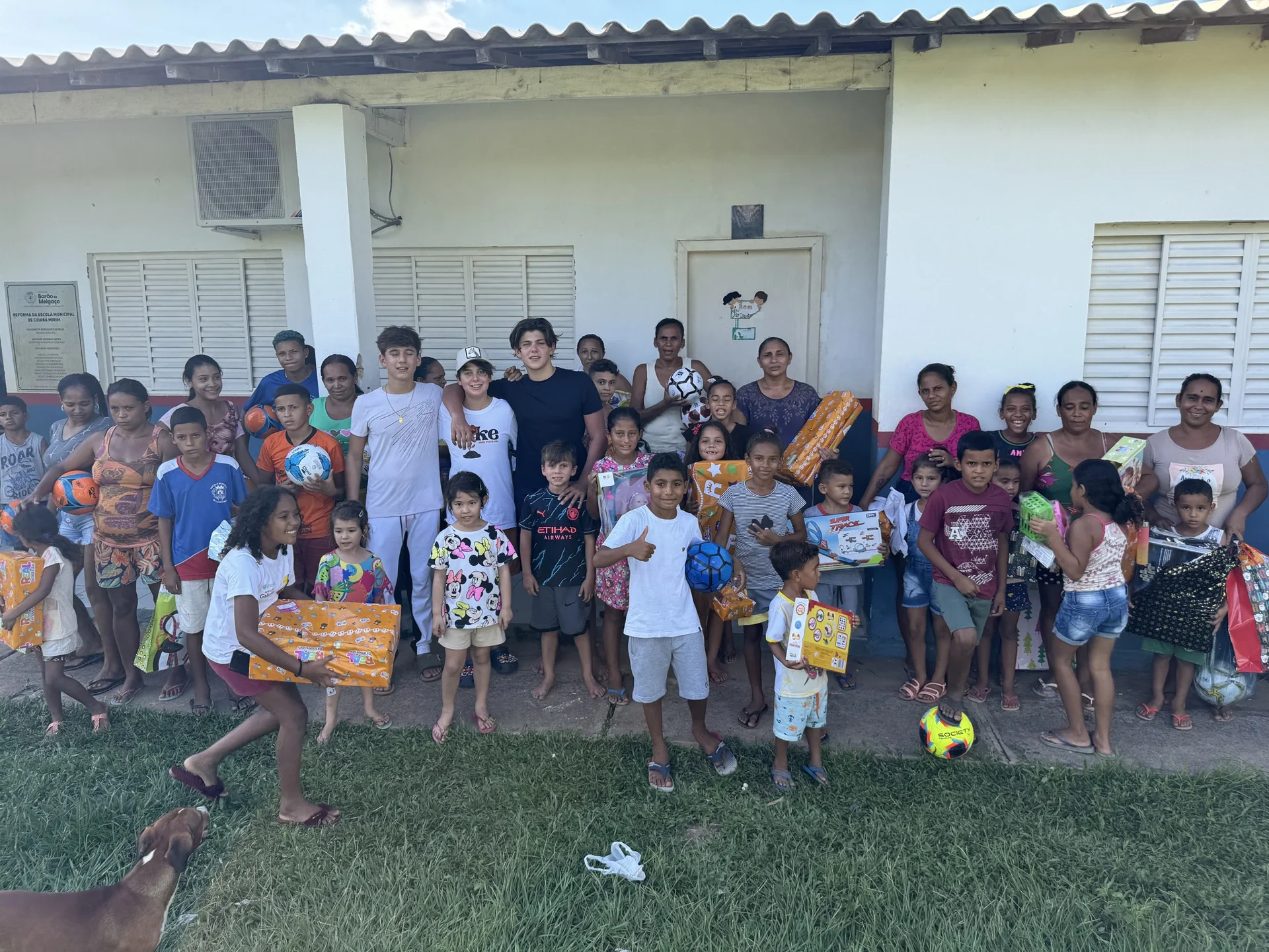 Lorenzo with families from the Cuiabá Mirim community